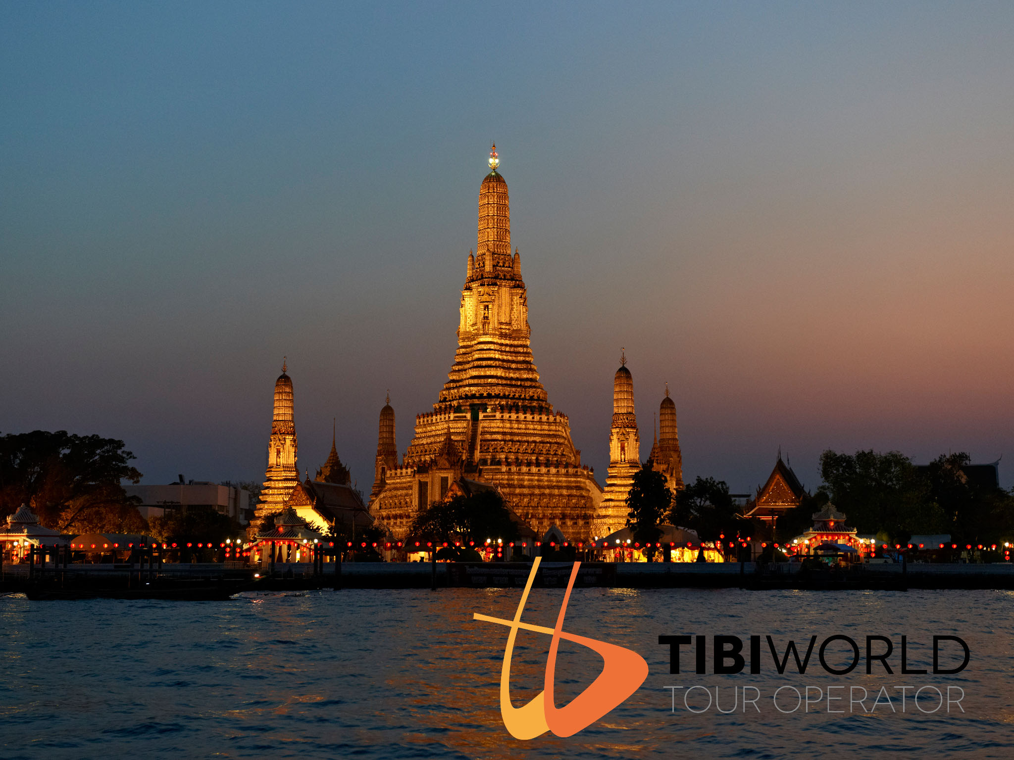 Bangkok - Il Wat Arun lungo il fiume Chao Phraya