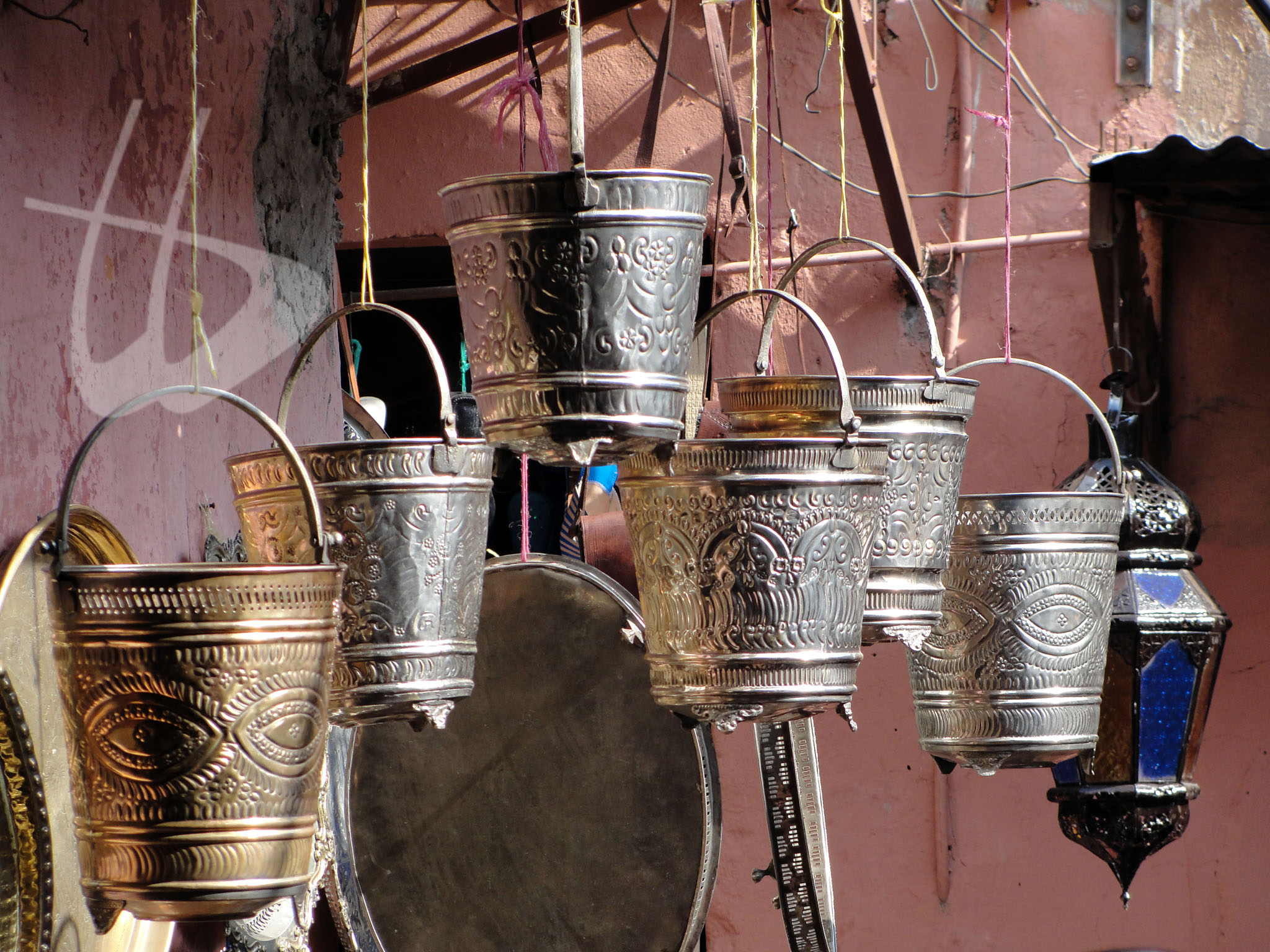 Interessanti oggetti di artigianato sono reperibili nella maggior parte delle città marocchine