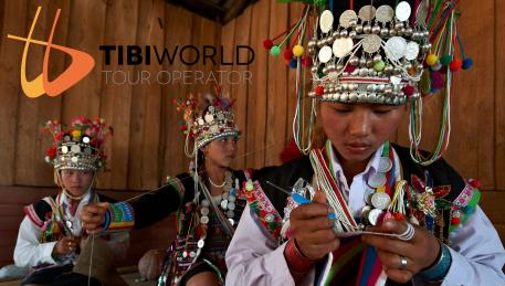 Donne con vesti tipiche del Laos