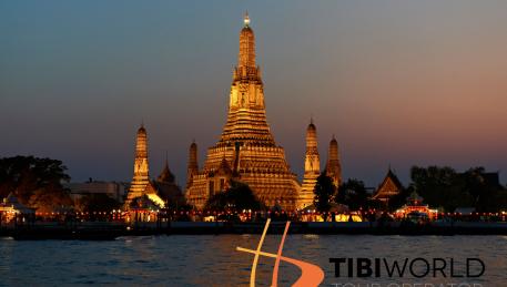 Bangkok - Il Wat Arun lungo il fiume Chao Phraya