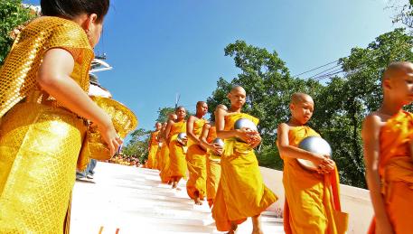 I monaci buddisti accettano le offerte di cibo