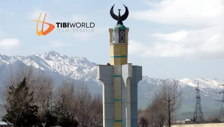 I massicci montuosi dell'Asia centrale di sfondo, con diverse montagne oltre i 7.000m