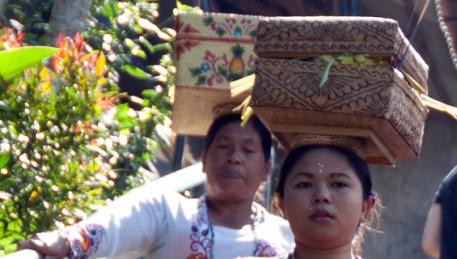 Bali - Tempio Gunung Kawi fedeli portano offerte