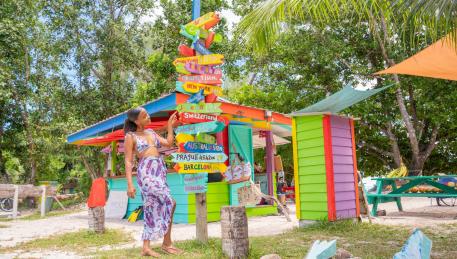 Totem con distanza da casa ad Anse Severe, La Digue. Courtesy by Michel Denousse - Tourism Seychelles